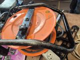 quelqu'un travaille sur une machine posée sur une table