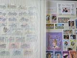 un livre ouvert sur lequel sont apposés de nombreux cachets