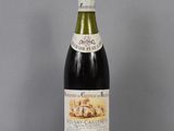une bouteille de vin posée sur une table