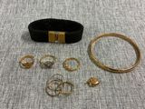 Plusieurs bagues, bracelets et bagues sont disposés sur une table