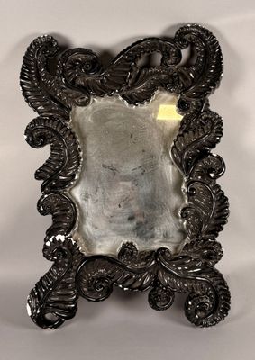 un miroir ancien plaqué argent, orné d'un motif décoratif sur le pourtour