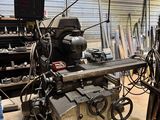 une machine posée sur une table dans une pièce
