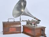 un gramophone à l'ancienne et un coffret en bois