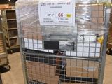 un chariot en métal sur lequel sont posées de nombreuses boîtes