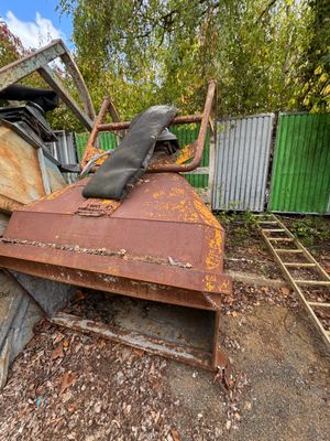 un tas de vieilleries par terre, près d'une clôture
