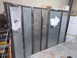 une pièce dans laquelle se trouvent plusieurs portes métalliques