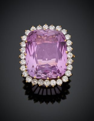 une bague en améthorate et diamants