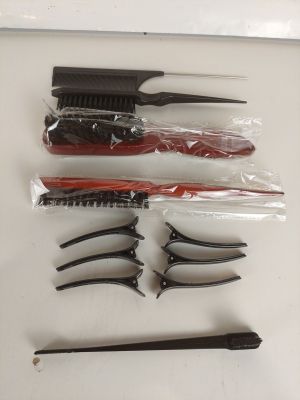 un grand nombre d'outils posés sur une table