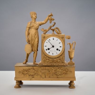 Pendule en bronze doré figurant une allégorie de l'Automne à…