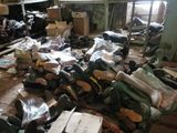 une pile de chaussures posées par terre dans une pièce