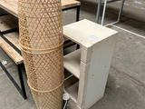 un panier en osier posé sur une table à côté d'un ordinateur