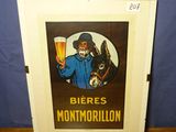 l'image d'une photo représentant un homme tenant un verre de bière