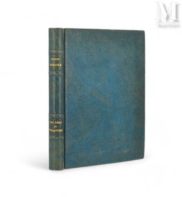 un livre bleu posé sur une surface blanche