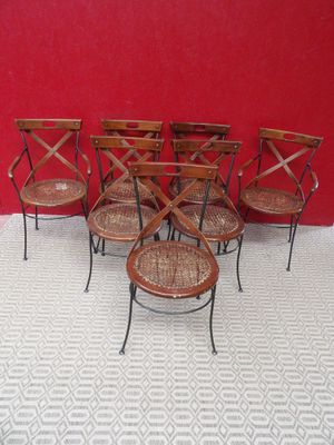 six chaises et une table dans une pièce dont l'un des murs est rouge