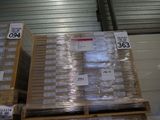 une pile de cartons posée sur une palette dans un entrepôt
