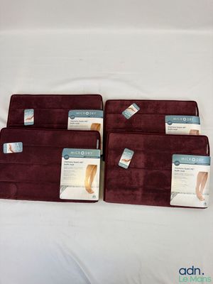 trois lots de sets de table en velours bordeaux posés sur une surface blanche