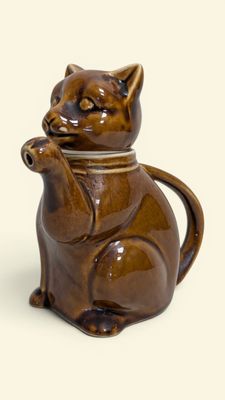 Pichet verseur à décor en ronde bosse d'un chat en céramique…
