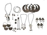 une image représentant une collection de bijoux sur fond blanc