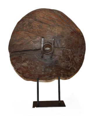 une image représentant un objet en bois posé sur un socle métallique, sur fond blanc