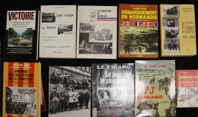 plusieurs livres posés sur une table noire, sur fond noir