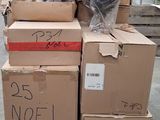 une pile de cartons sur lesquels sont posés des objets divers