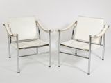 une paire de fauteuils de salon en cuir blanc et chromé sur fond blanc