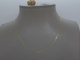 gros plan d'un mannequin portant un collier