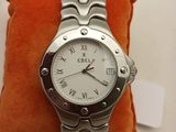 une photo d'une montre-bracelet posée sur un coussin orange