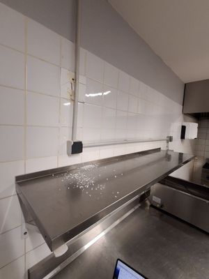 un ordinateur portable posé sur le plan de travail de la cuisine