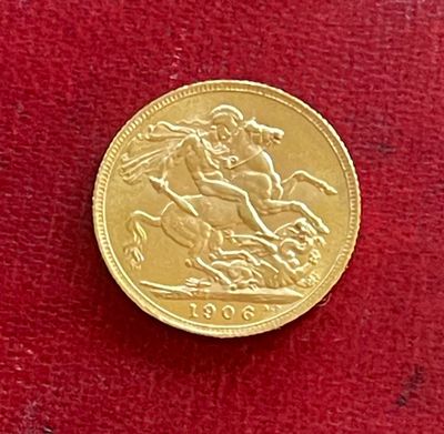 une pièce d'or sur laquelle est représenté un cheval et son cavalier