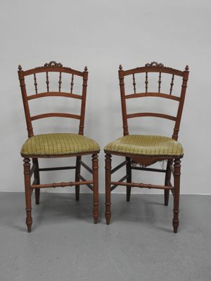 paire de chaises anciennes en bois avec des assises rembourrées vertes