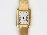 une image d'une montre-bracelet en or avec des chiffres romains sur le cadran