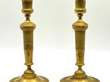 paire de chandeliers anciens en laiton sur fond blanc