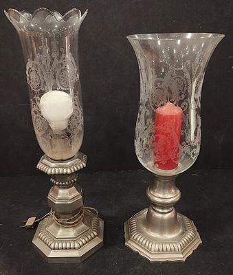deux vases en verre contenant chacun une bougie rouge