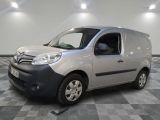 la photo d'une camionnette argentée sur un sol en damier