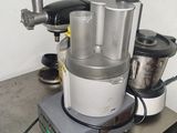 un mixeur posé sur le comptoir d'une cuisine
