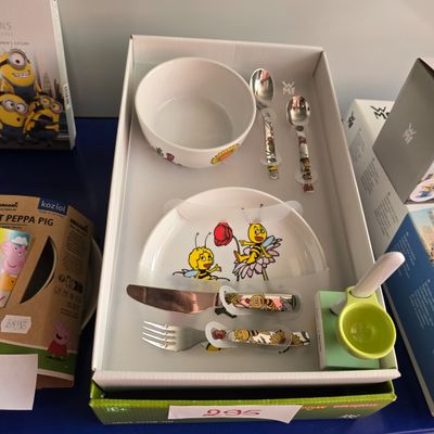 une boîte contenant une assiette, une fourchette et une cuillère, ainsi qu’une autre boîte contenant une fourchette et un couteau