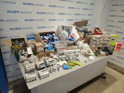 une table sur laquelle sont posés de nombreux objets hétéroclites