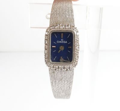 une photo d'une montre-bracelet pour femme avec un cadran bleu