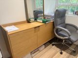 un bureau avec une chaise et un miroir dans un coin