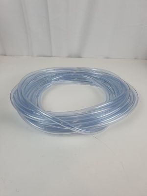 un gros plan d'un tube en plastique transparent posé sur une surface blanche