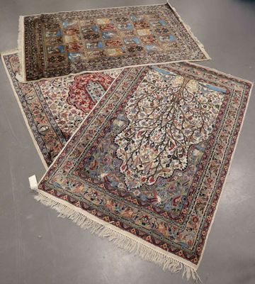 Trois tapis en laine et soie à décor réciroquement d'animaux…