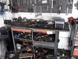 un garage équipé d'un établi, d'outils et d'un ventilateur