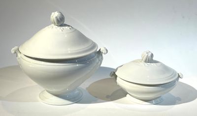 Une soupière et un légumier en porcelaine blanche, les fréte…