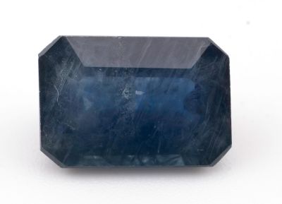 un saphir bleu sur fond blanc