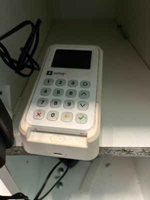 un téléphone portable posé sur une étagère