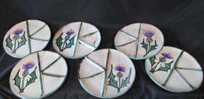 6 assiettes VALLAURIS, à décor de chardon