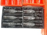 six verres à vin vides dans une boîte posée sur la table