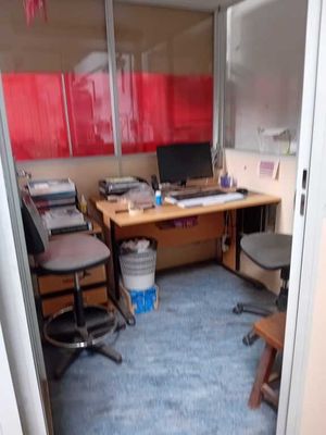 une pièce équipée d'un bureau, d'une chaise et d'un ordinateur posé dessus