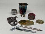 un grand nombre d'objets posés sur une table